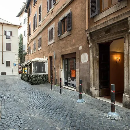 Charming Pantheon Apt In The Heart Of Rome