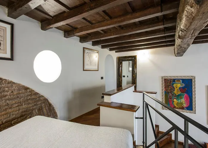 Charming Pantheon In The Heart Of Roma